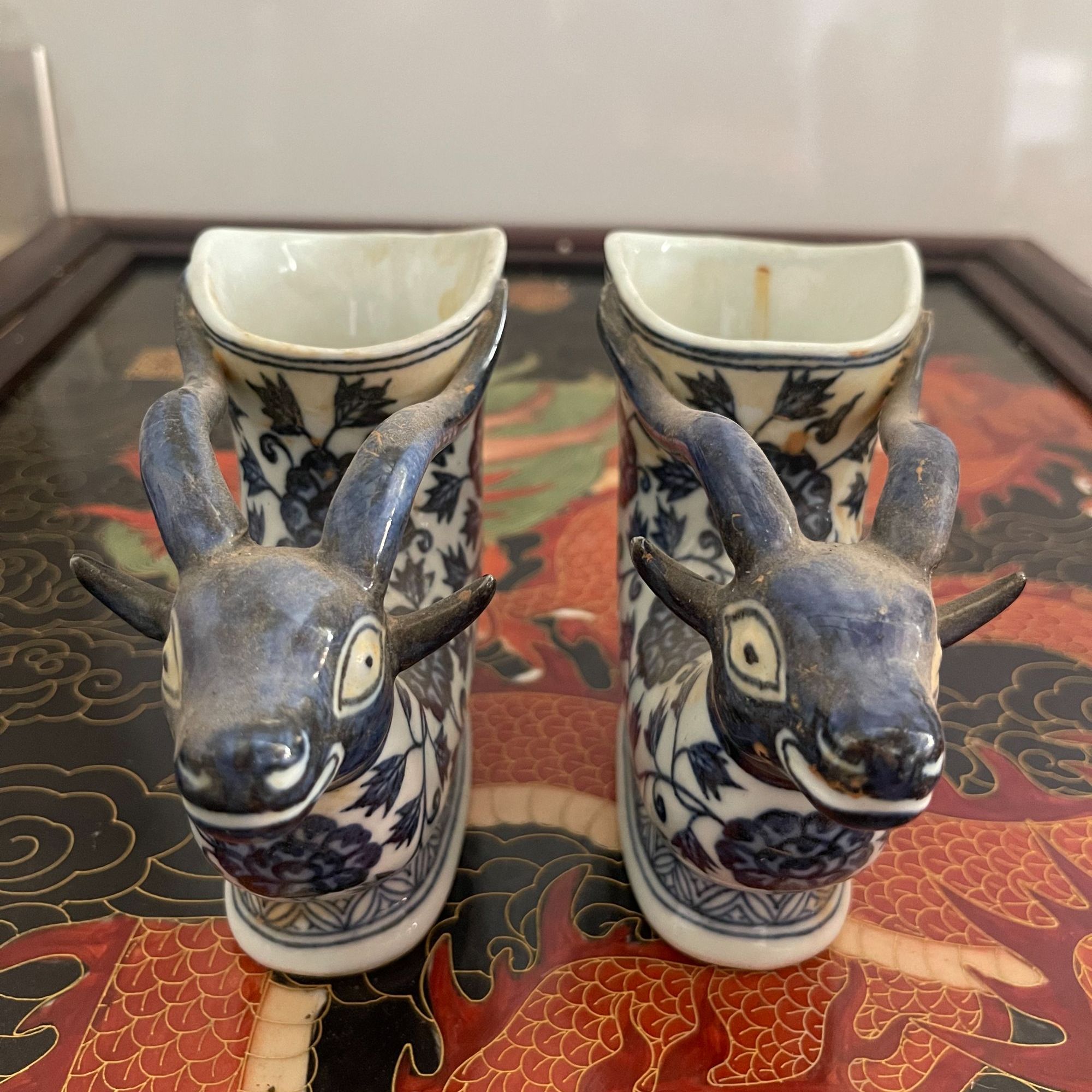 一对羊头靴青花瓷摆件高端礼品创意手绘