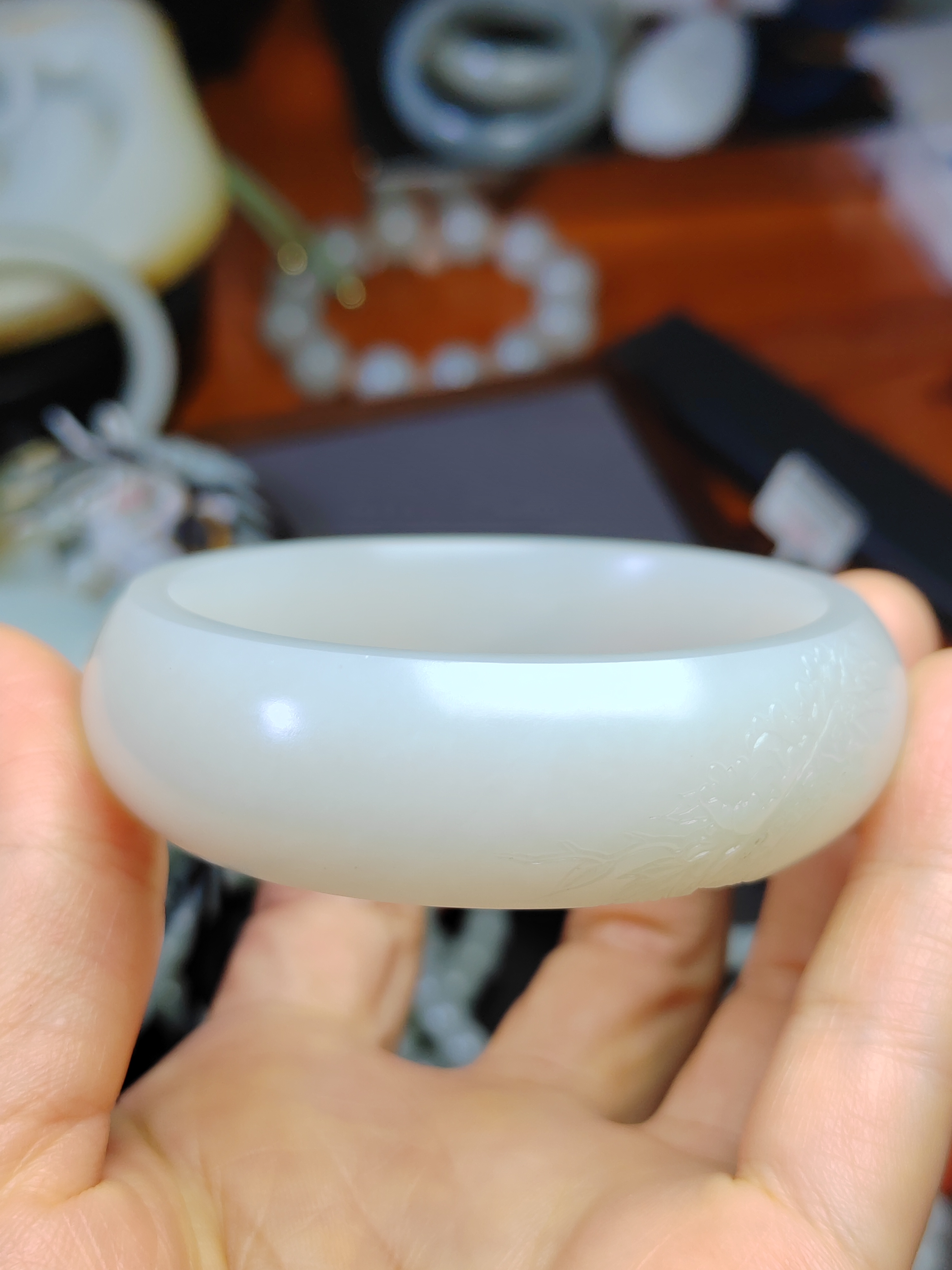 新疆和田玉手镯圈口55.5 一级白 条宽18 厚8.5 重76.48克