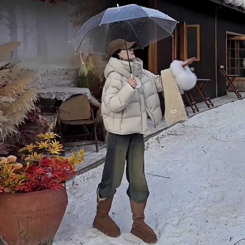 泡芙龟背白色短款羽绒服女2025冬季新款白鸭绒连帽面包服外套