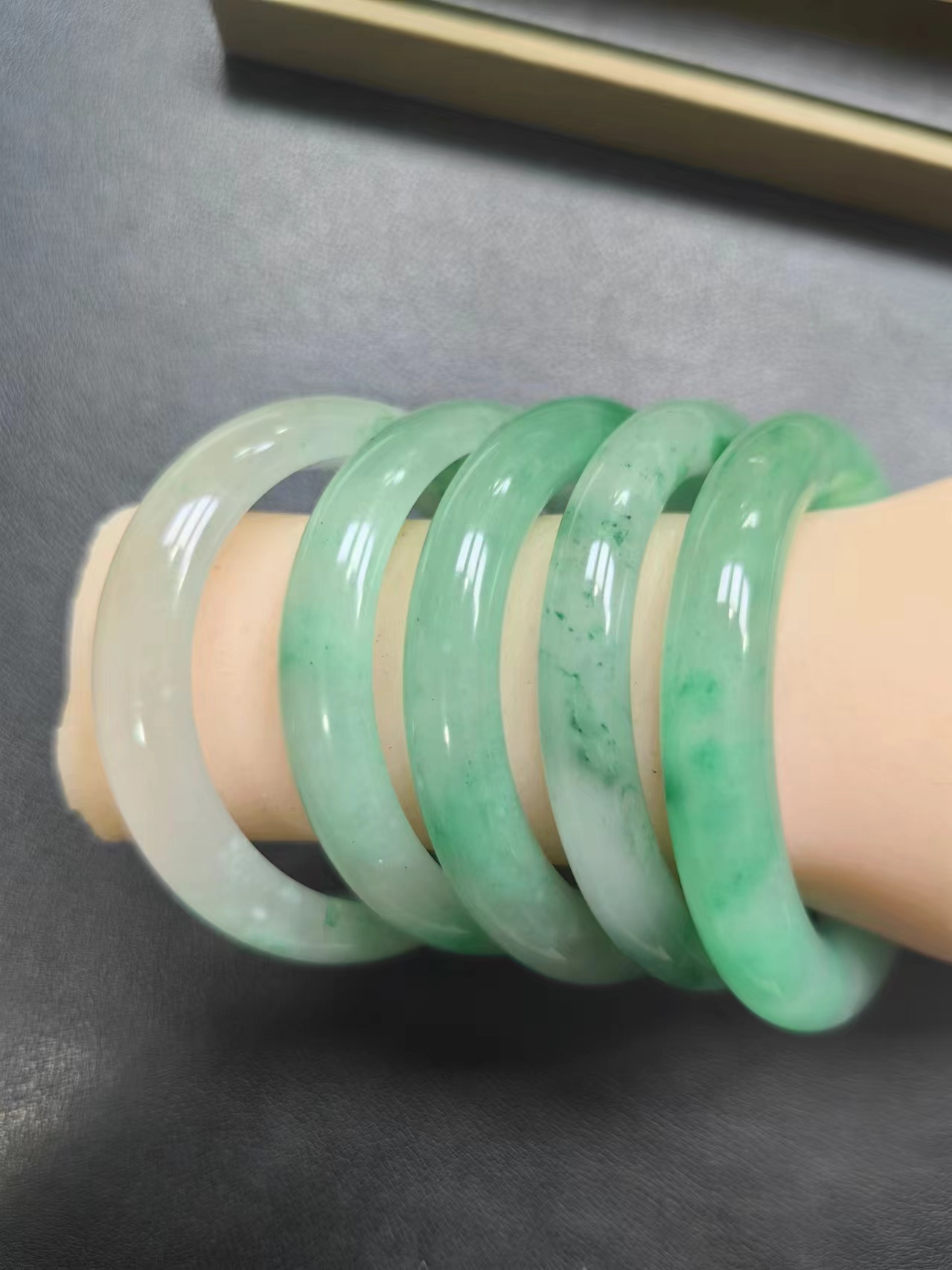 天然非洲翠高冰飘花浅色系精美女士手镯（多样性发货，拍一发一）