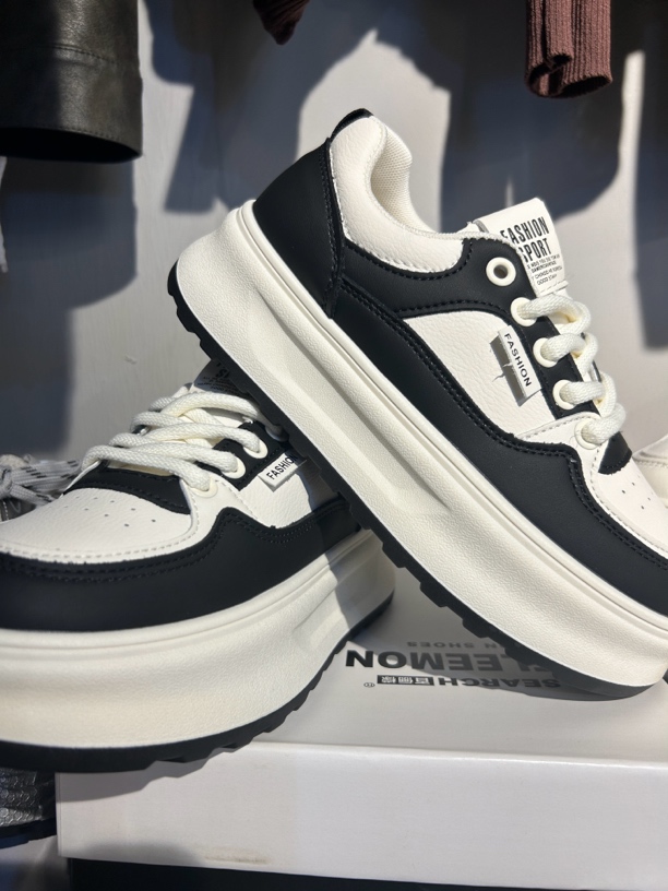 2024新款时尚低帮防滑软底小白鞋ins单鞋爆款百搭厚底休闲板鞋女