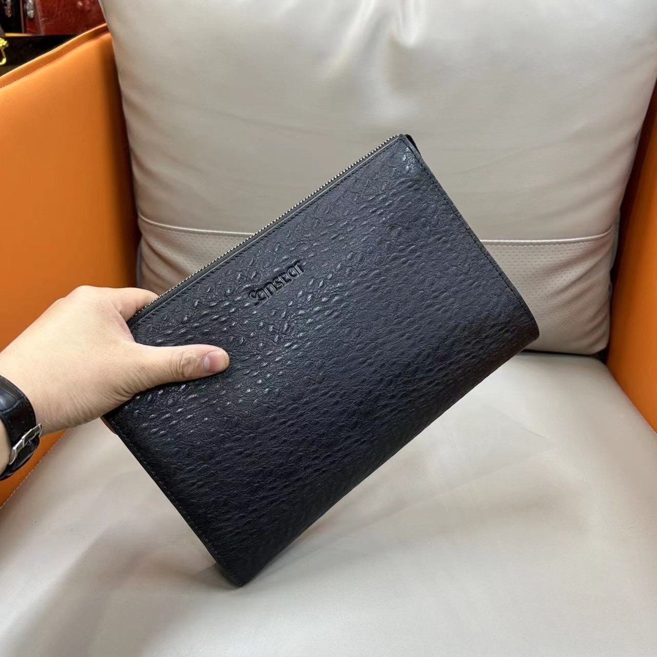 高品质2023天花版手拿包