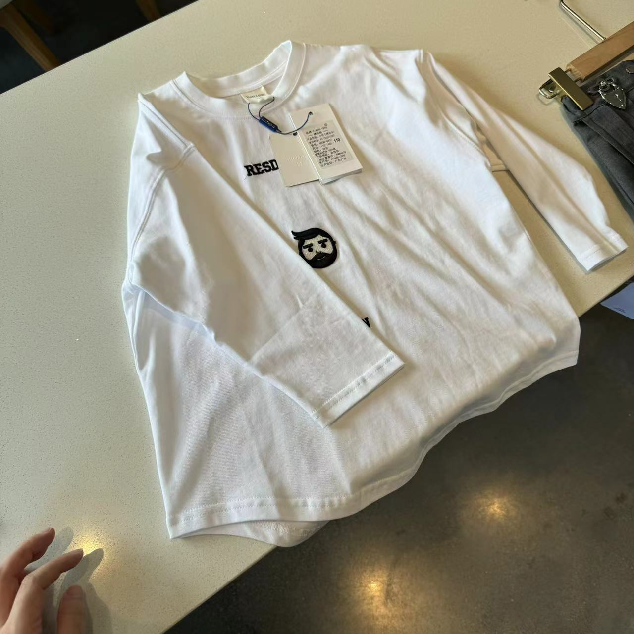 现货  2024秋儿童新款女童男童小胡子绣花长T恤6831