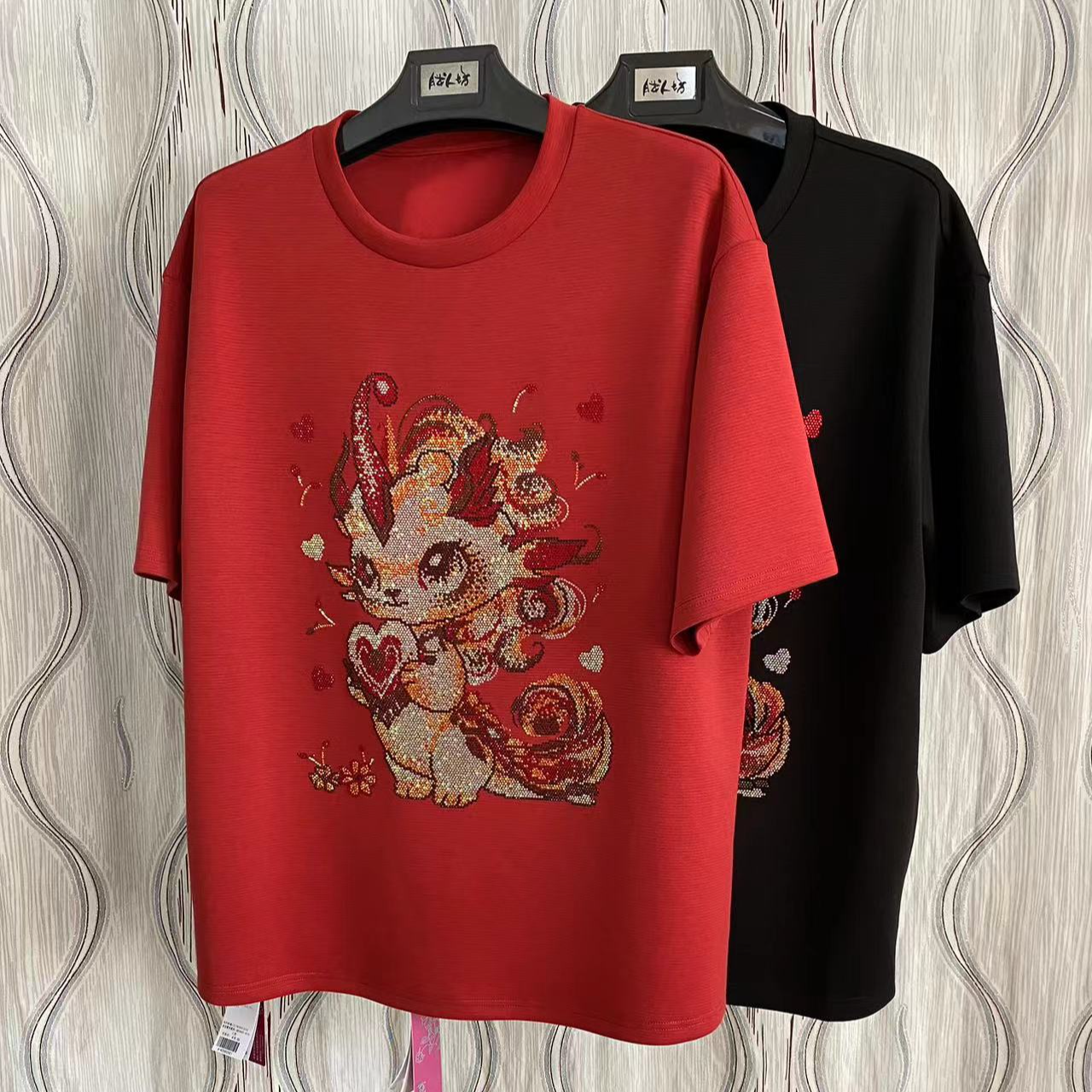 （X）胖人坊大码女装小龙人钻衫4259   衣长75