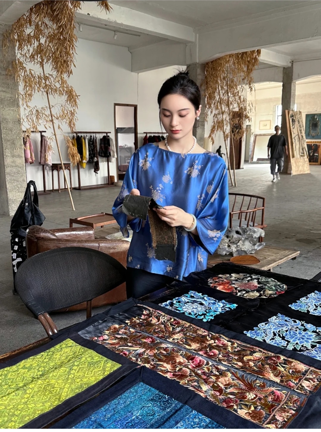 孔雀蓝菊花纹交织提花真丝上衣（不支持七天无理由）