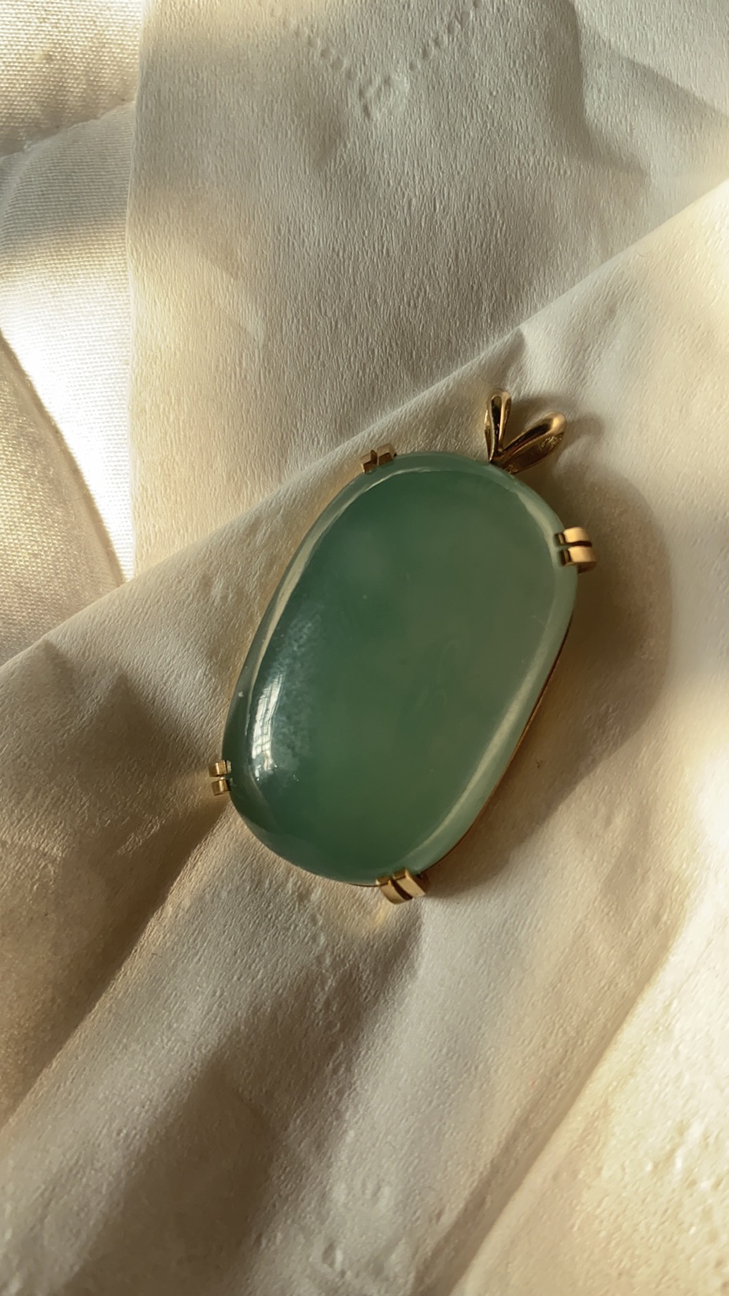 冰睛水翡翠帽饰镶嵌坠子，宽1.9长2.9厚0.7公分，价一万二