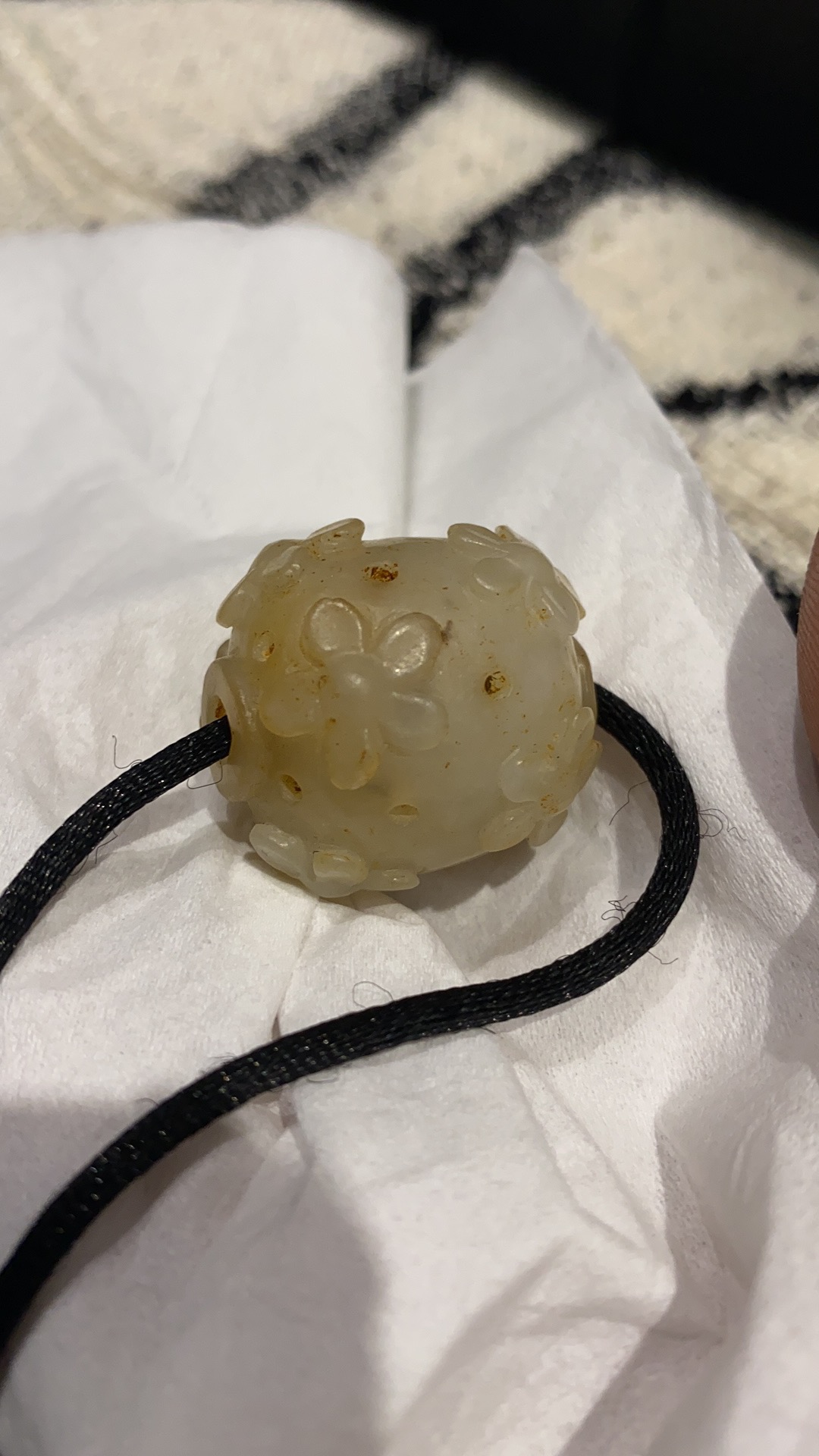 透雕菊花纹玉香囊