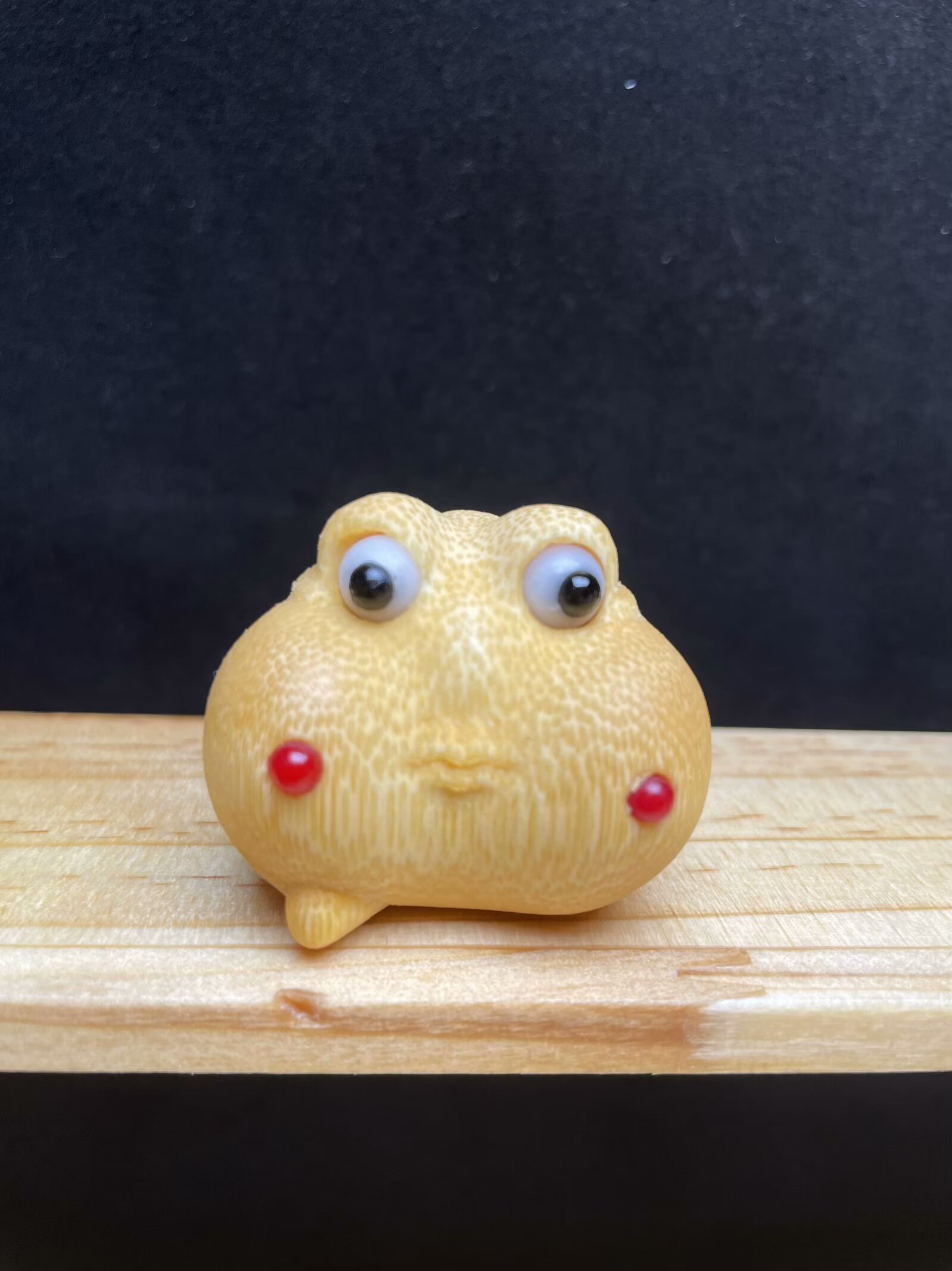 《富婆》实心竹龙血金丝竹雕刻把件《送油》