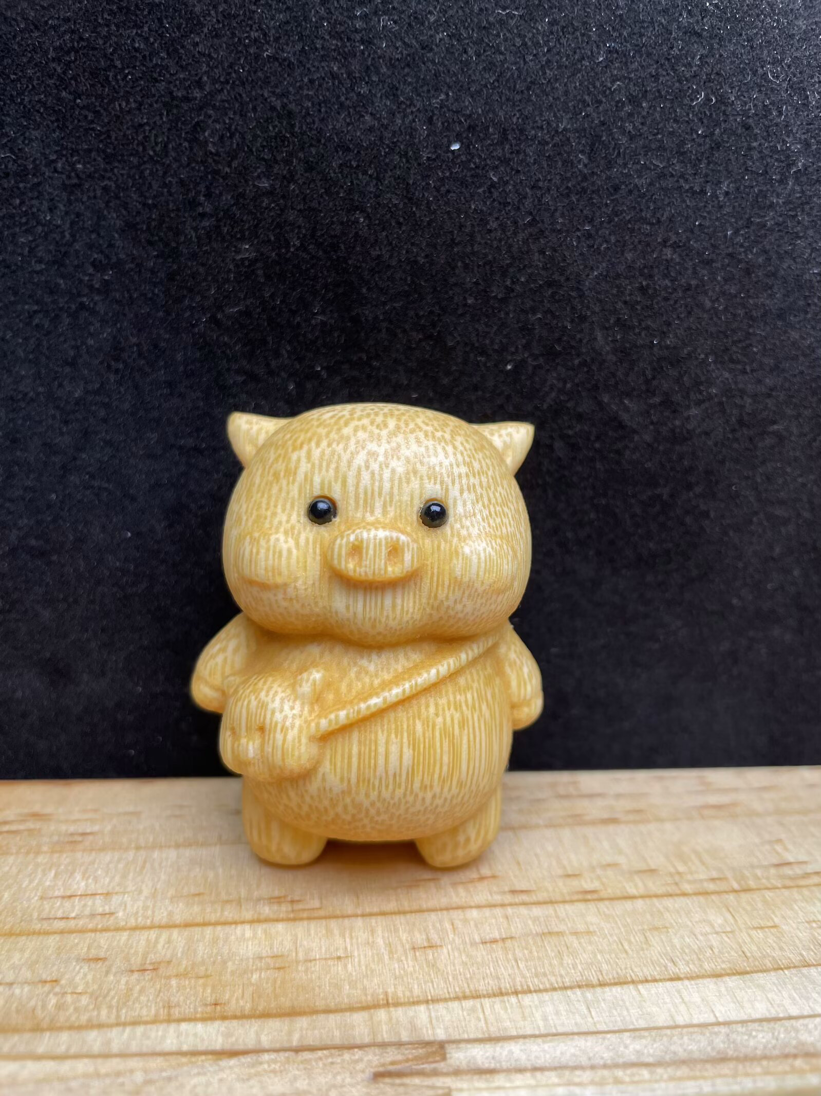 《背包小猪》实心竹龙血金丝竹雕刻把件《送油》