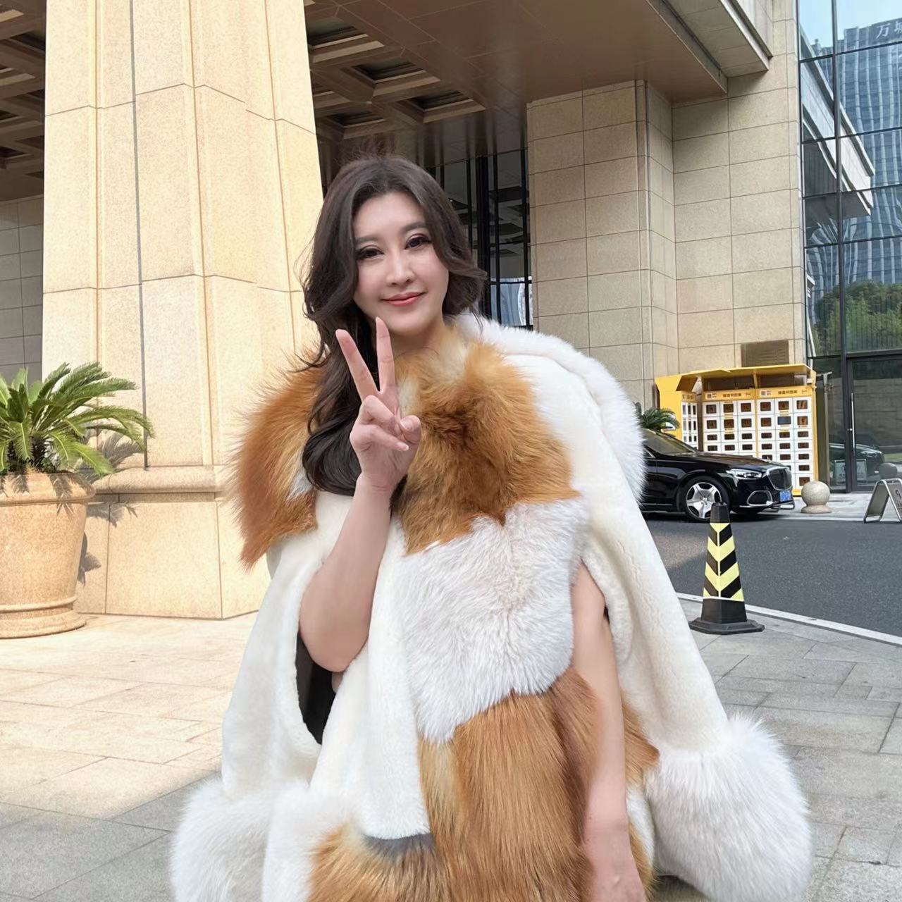 【女王优选】冬季秀款时尚狐狸毛皮毛一体披肩斗篷皮草外套 5121