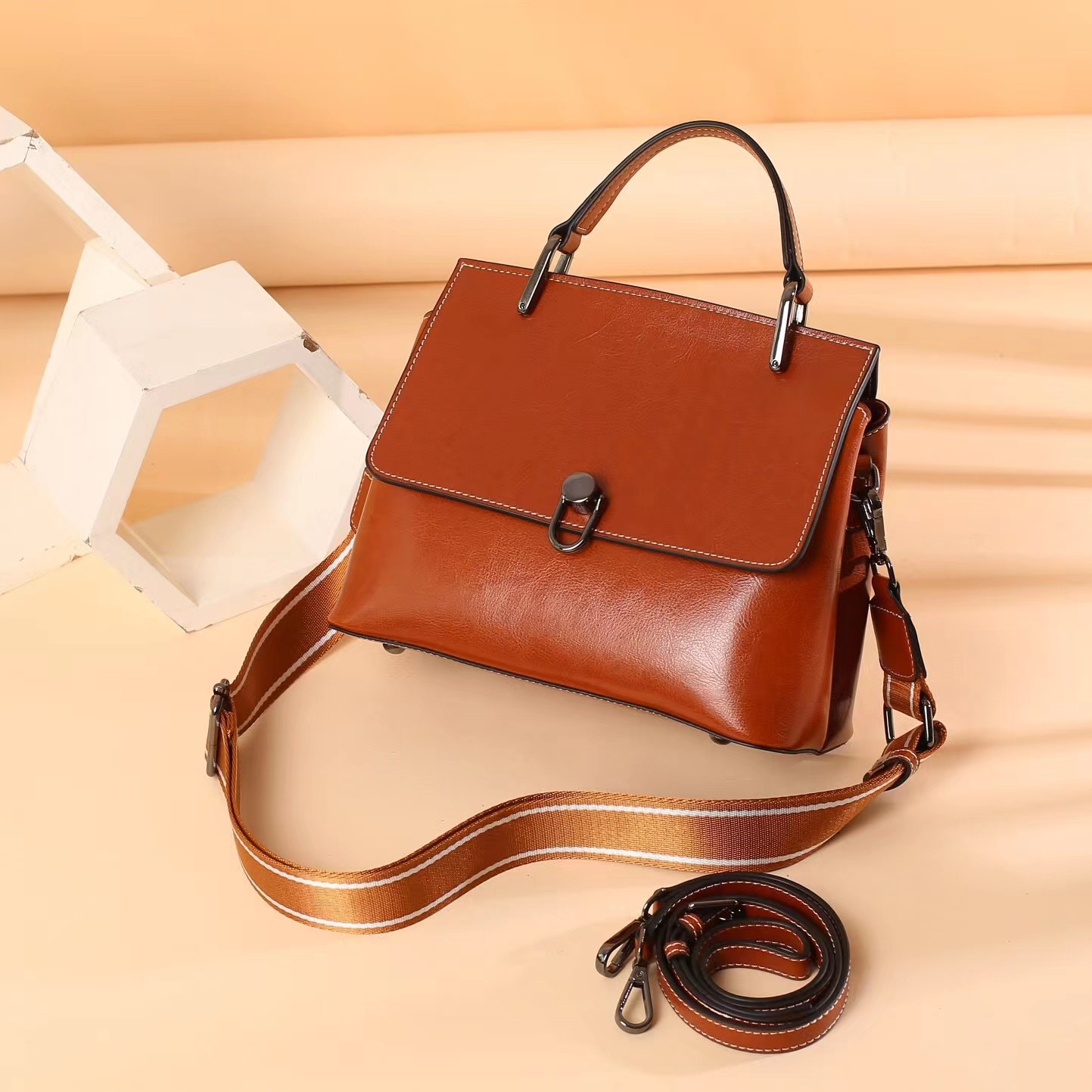 时尚手提简约潮流气质休闲百搭洋气轻奢女士经典两用旅行美包2161