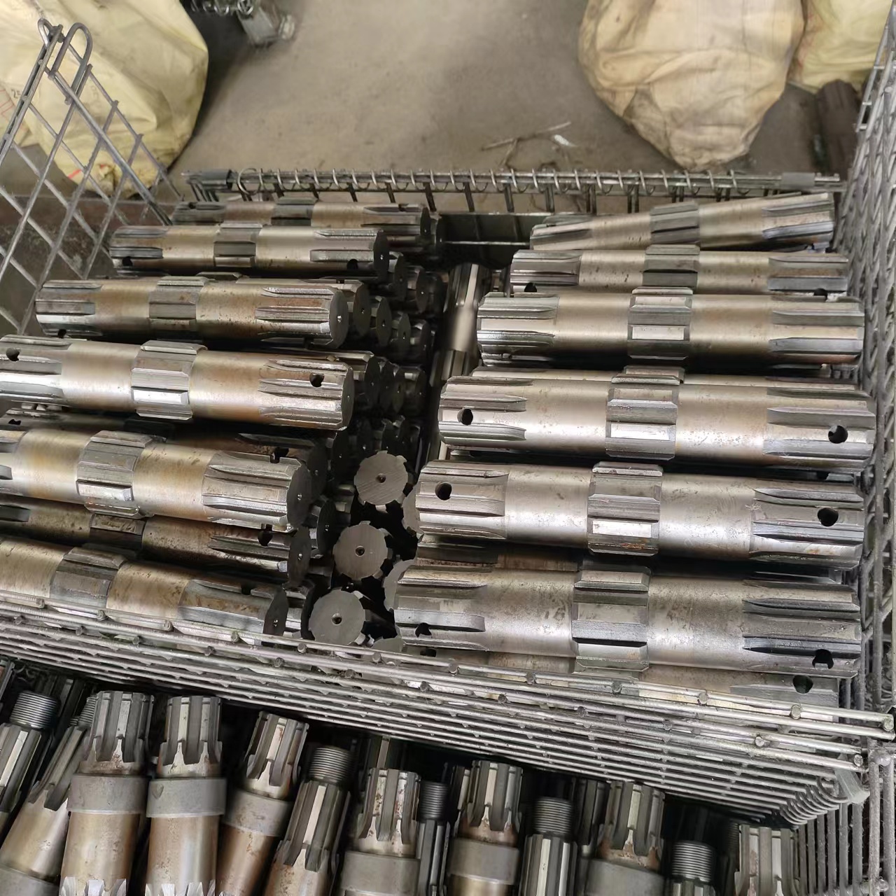 连云港旋耕机花键轴 配件大全齿轮箱 二三过渡侧边箱输入输出下轴