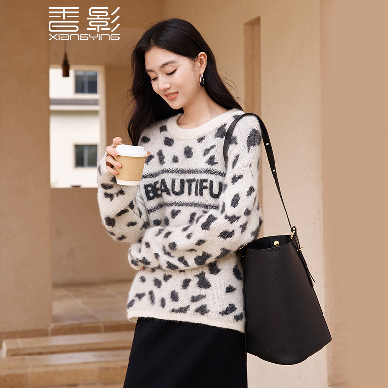 【李易行】N844134毛衣 香影设计感毛衣女圆领2024冬季新款落肩