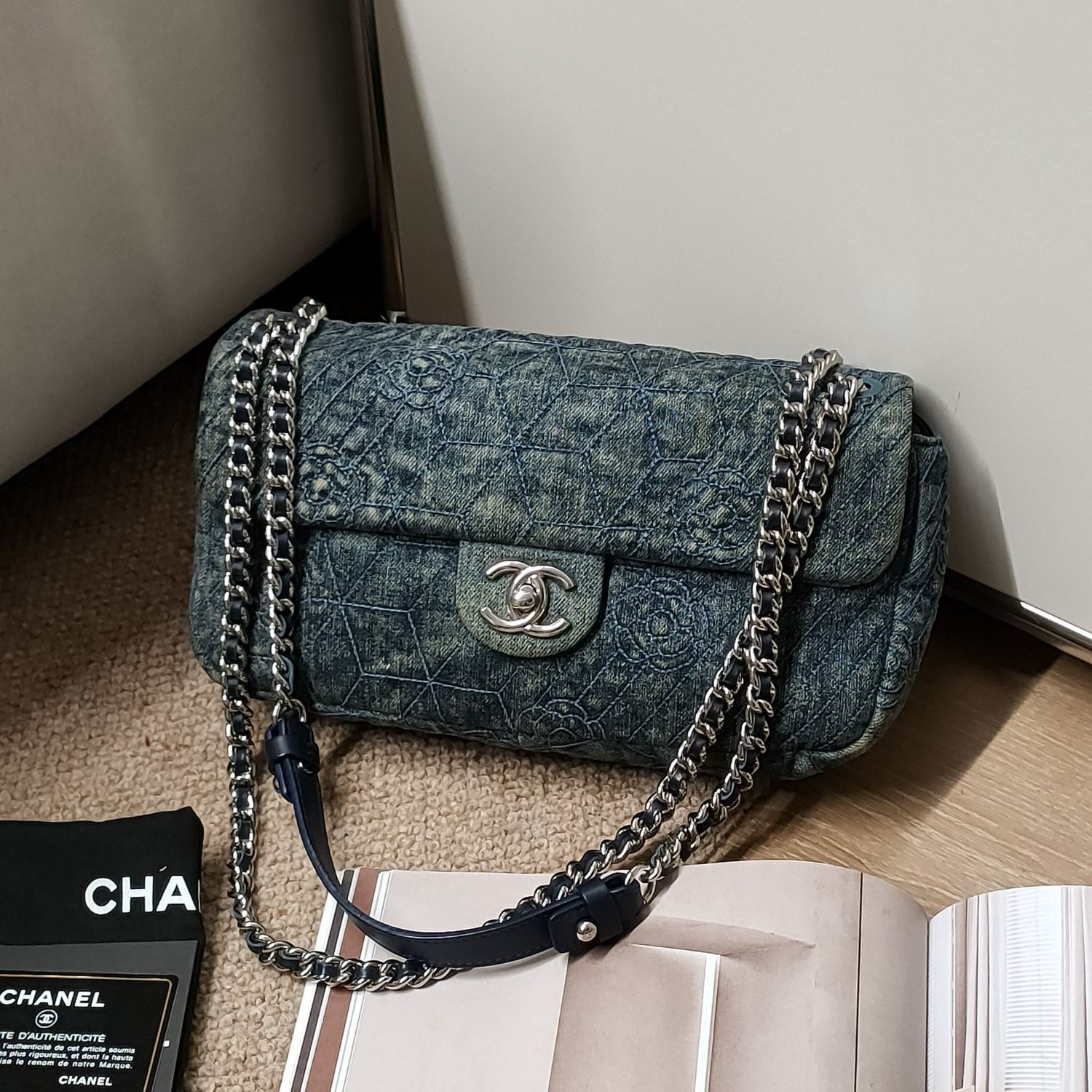 95新  Azul中古-Chanel 蓝色水洗牛仔银扣山茶花翻盖法棍包24765