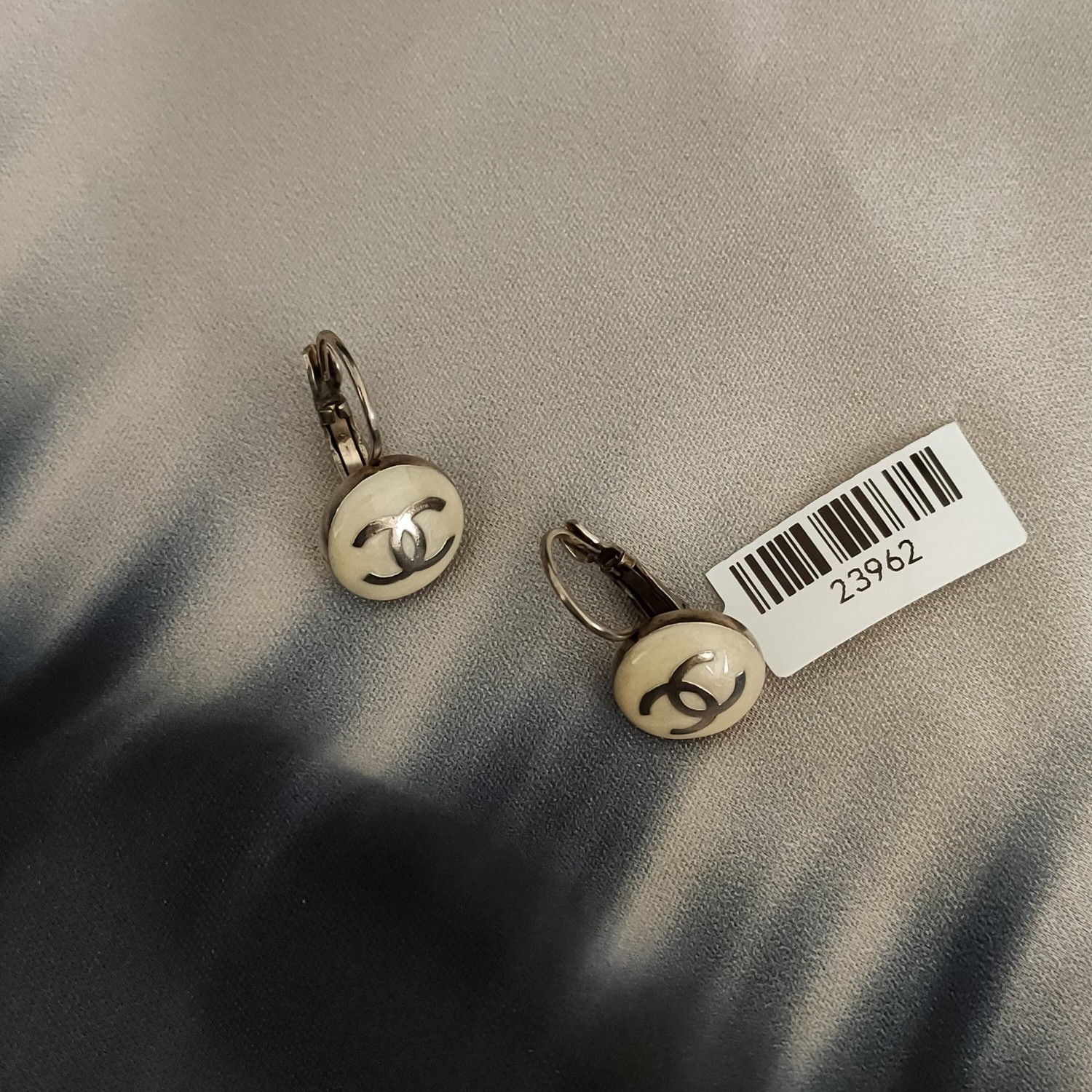 95新  Azul中古-Chanel 白底银色双C圆环吊坠耳钉23962