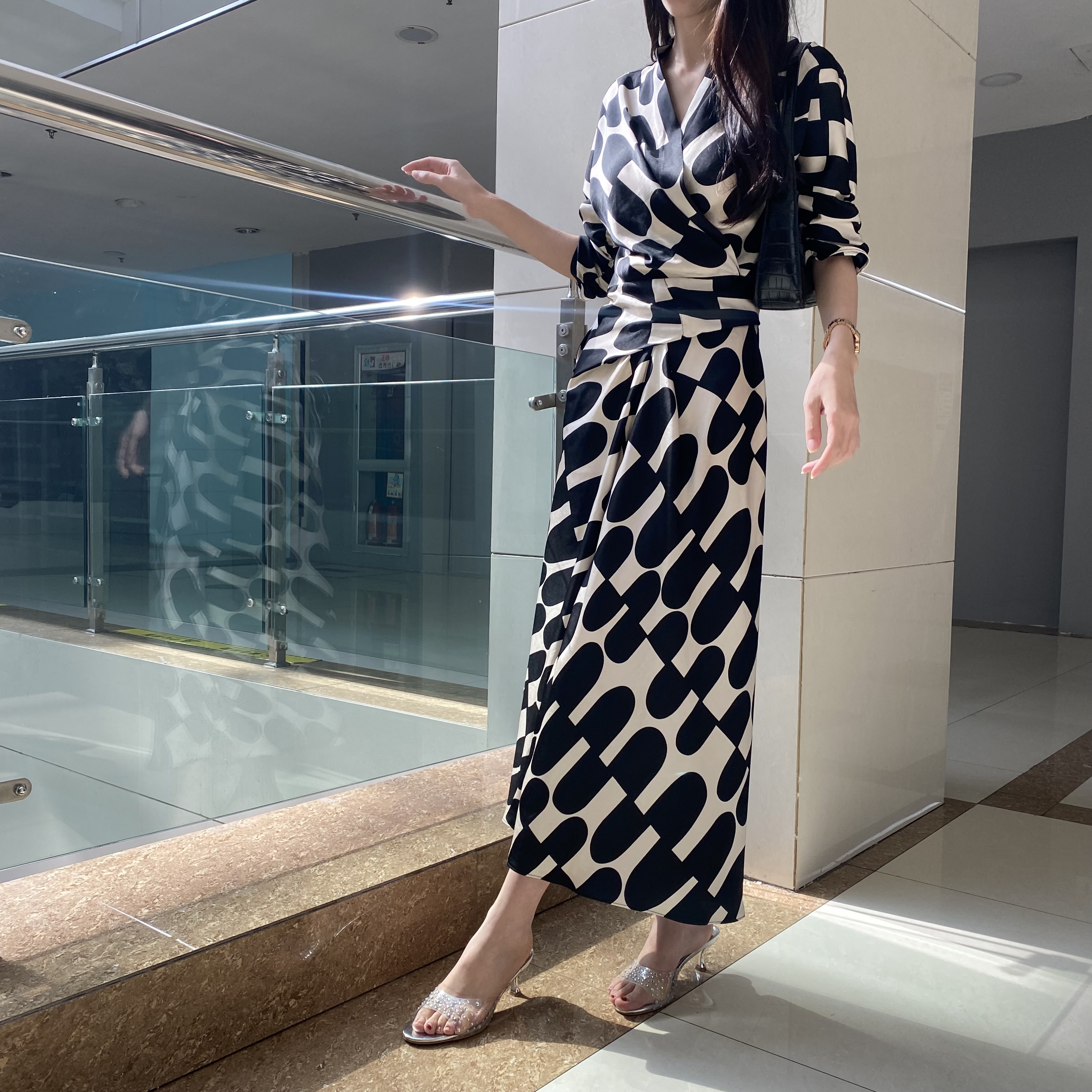 【微瑕】新款高级感黑白V领套头绑带款五分袖气质轻奢长款连衣裙