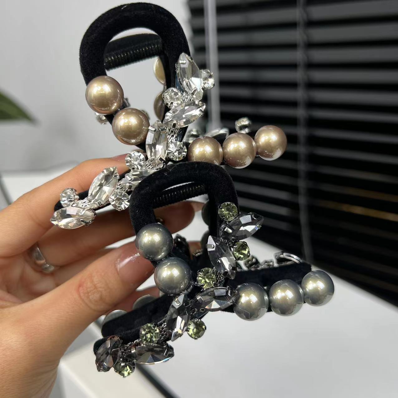 黑色水锆爱心植绒发夹秋冬高级感抓夹后脑勺盘发抓3001/3002