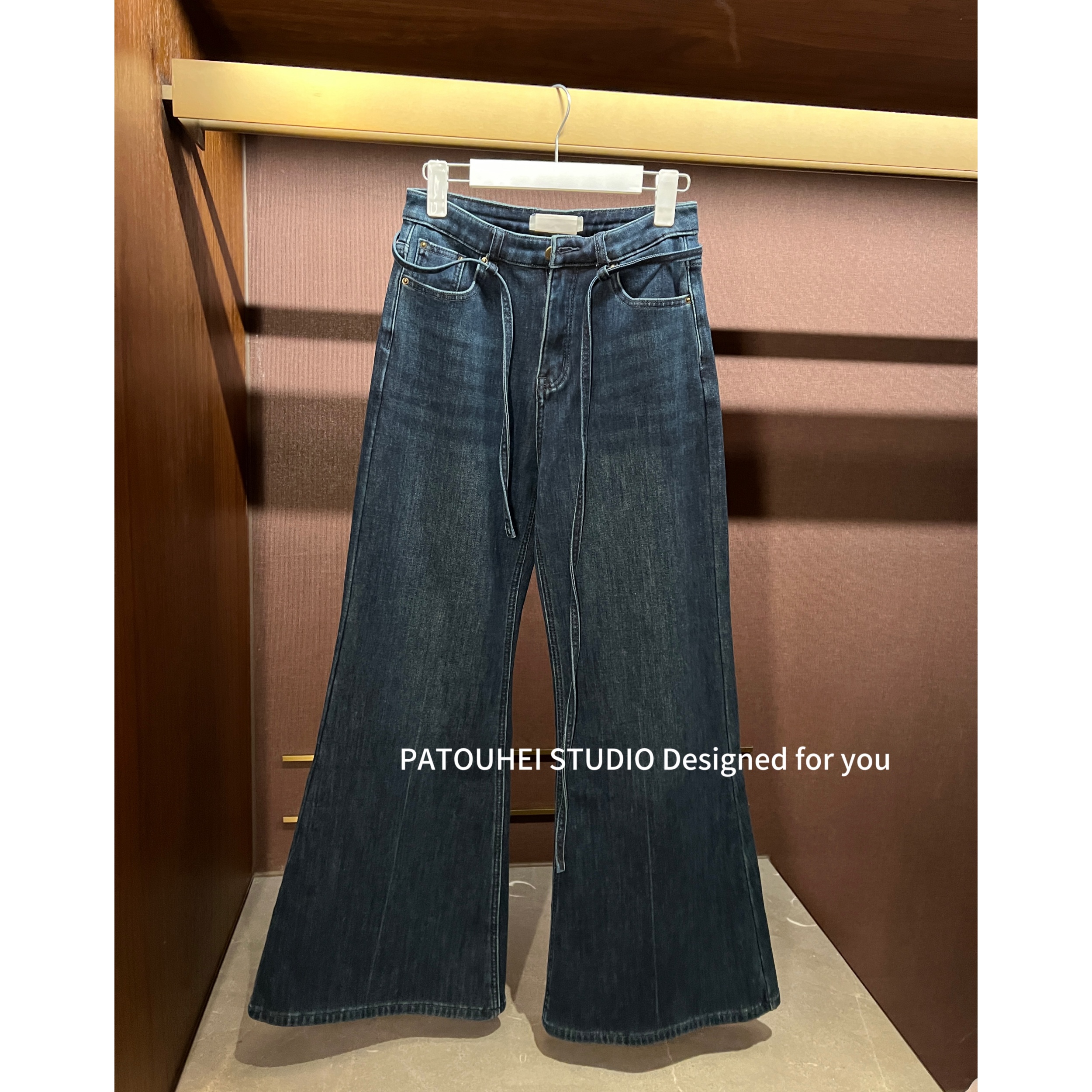 大头黑STUDIO【格林之梦】2024女冬深色气质微喇牛仔裤D224X19606