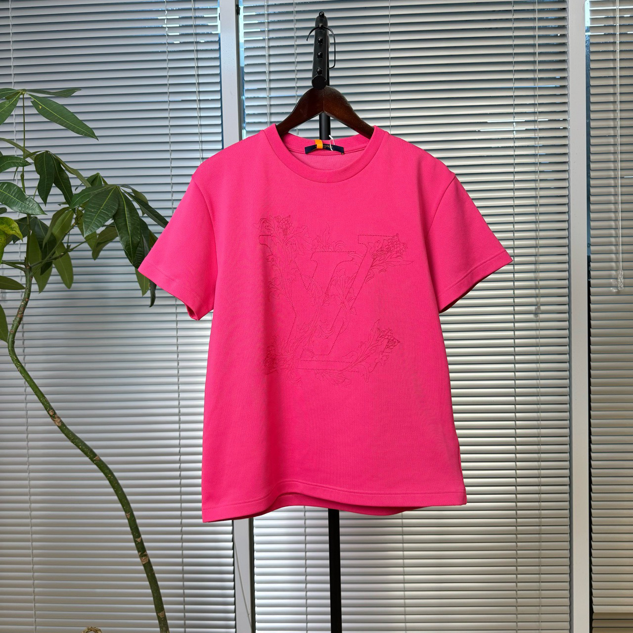 95新 LouisVuitton/路易威登 粉色刺绣logo短袖 XS码 CL00832