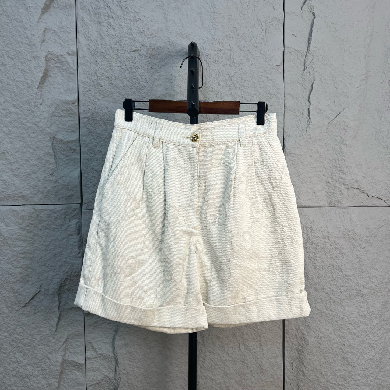 99新 GUCCI/古驰 暗纹满印logo扣子白色短裤 42码 ys000486