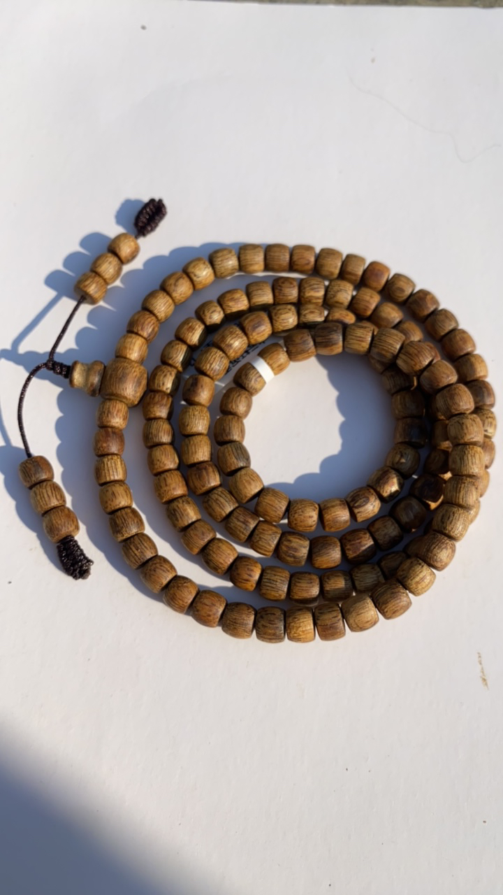 奇楠沉香乌身鼓珠卡 6-12 克多样性发一