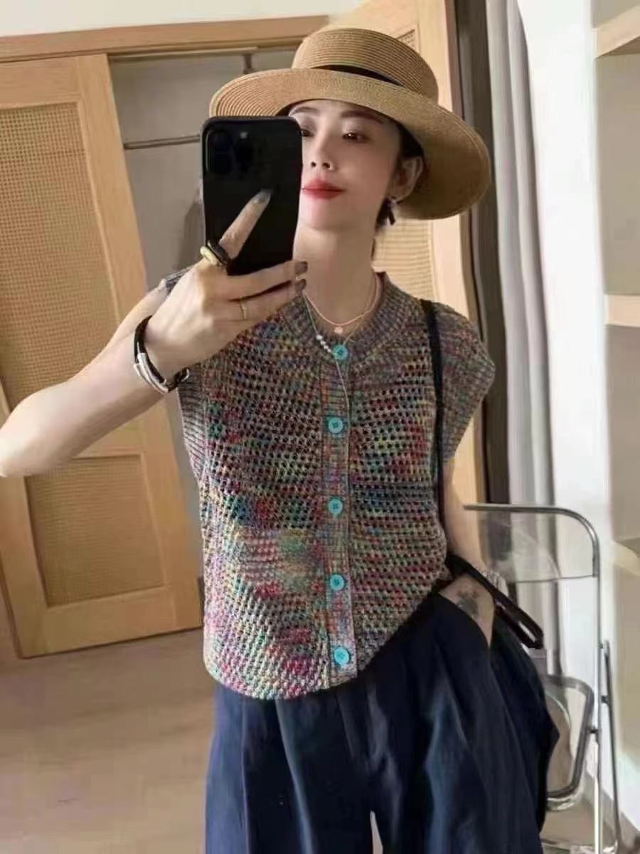 东大门圆领彩色扣多巴胺镂空背心上衣