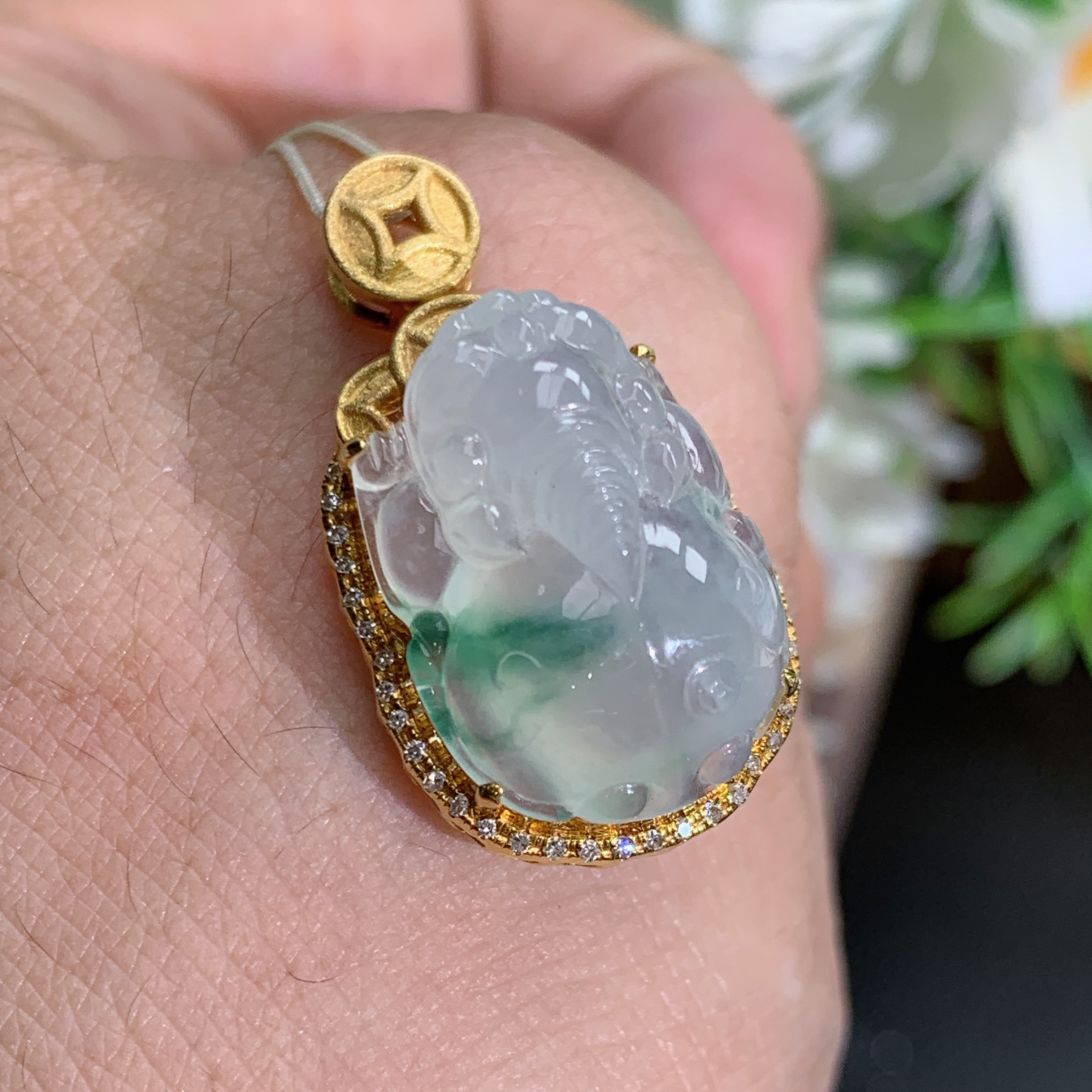 缅甸天然翡翠A货18k金冰种起胶飘花貔貅吊坠，尺寸26.2×14.5×10.7