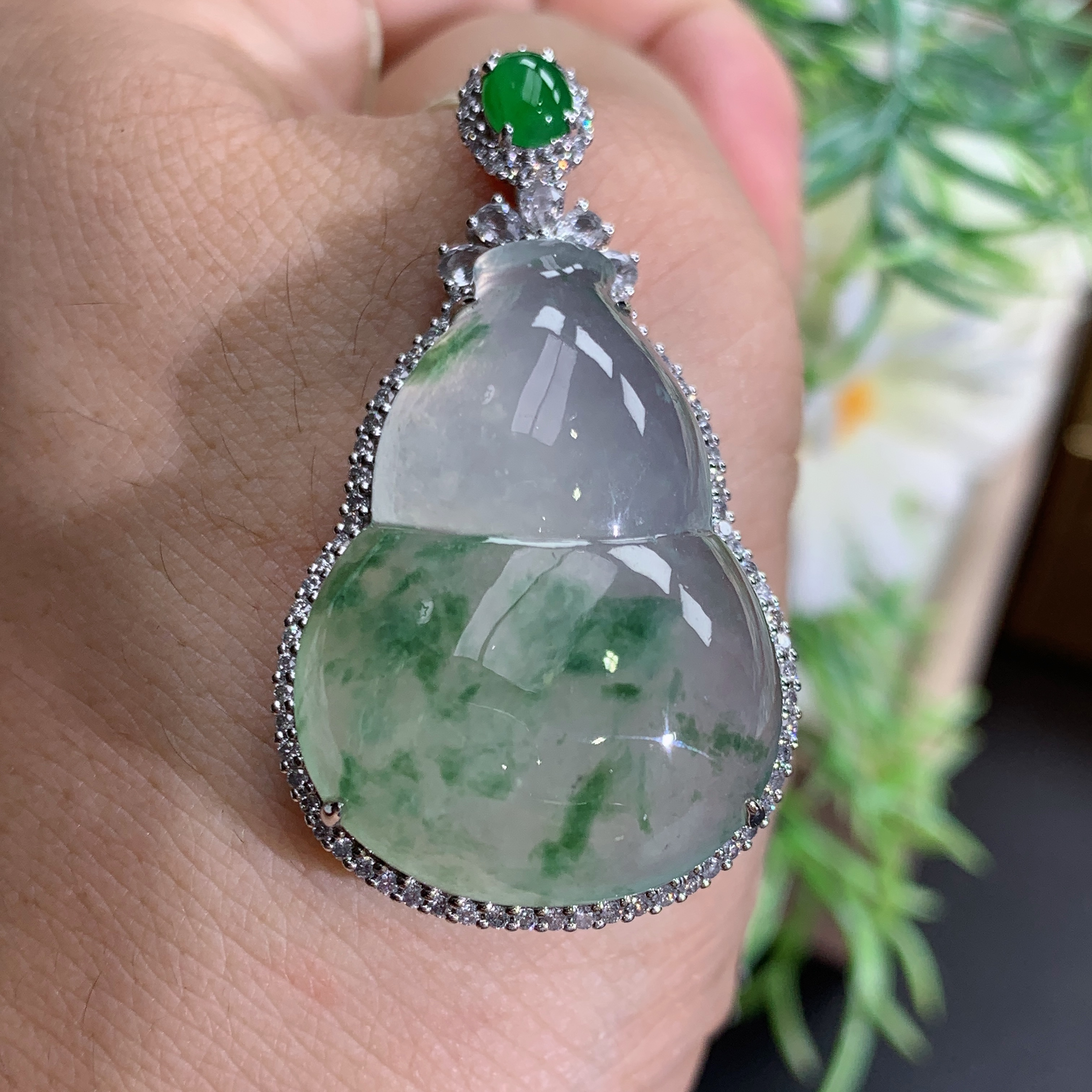 缅甸天然翡翠A货18k金正冰胶飘花葫芦吊坠，尺寸40.7×23.1×11.2