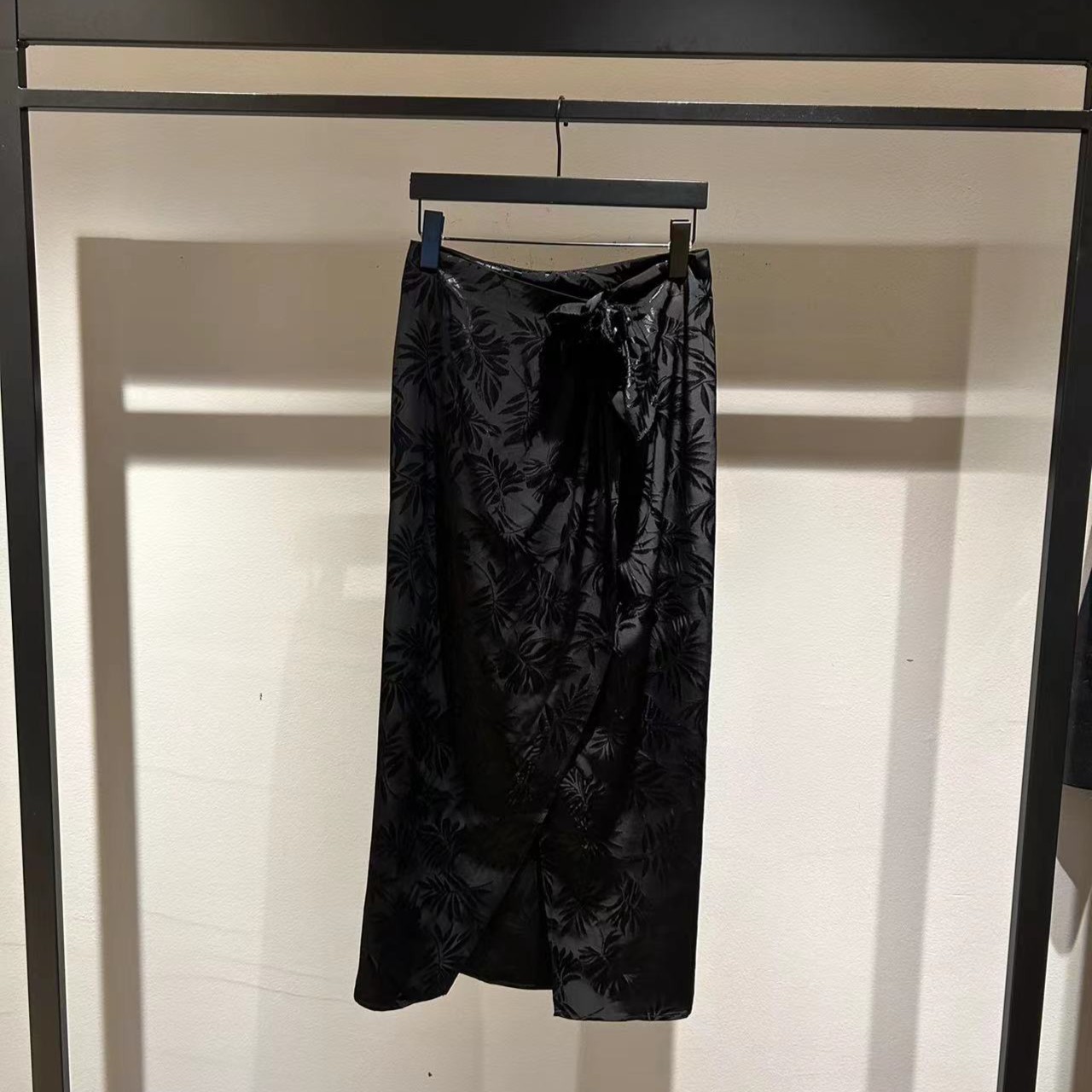 EIO 女士设计师款~黑色高腰手工花朵半身裙 116E2852浮光锦马面裙