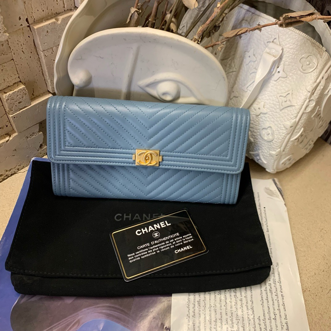 99新 Chanel/香奈儿 雾霾蓝v纹leboy金扣长款钱包