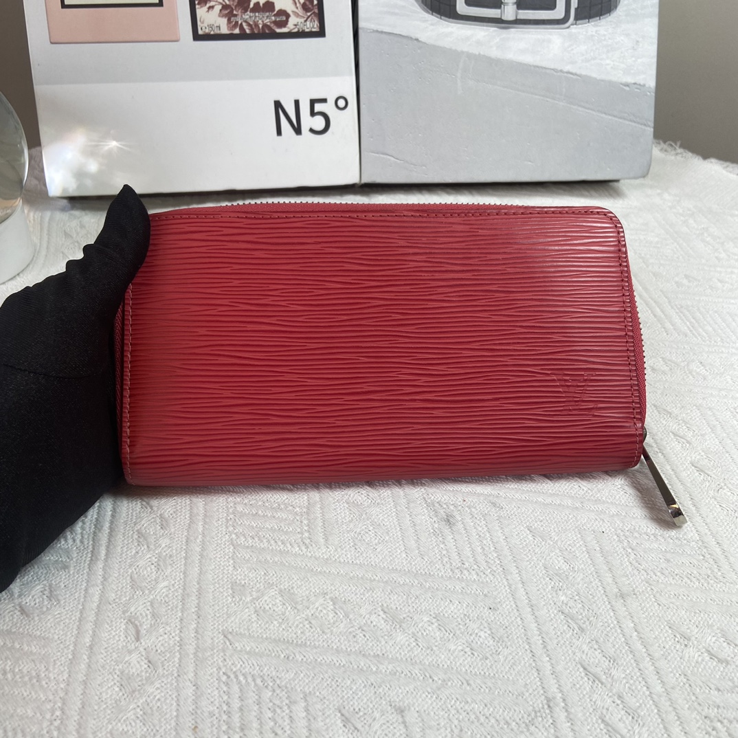 95新 LouisVuitton/路易威登 红色水波纹长款钱夹 