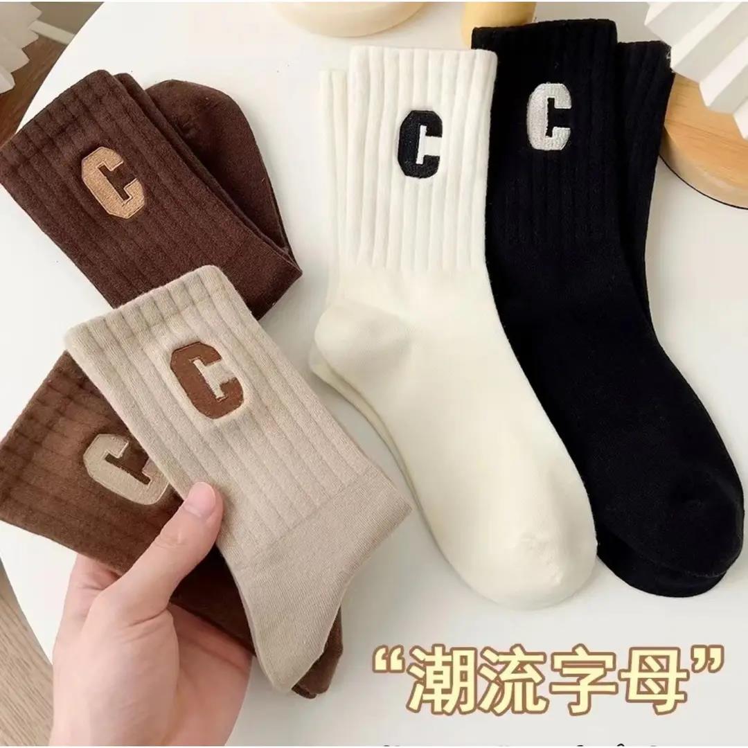 C字母奶系袜子秋冬奶茶色潮流袜子通用时尚运动条纹袜子运动情侣