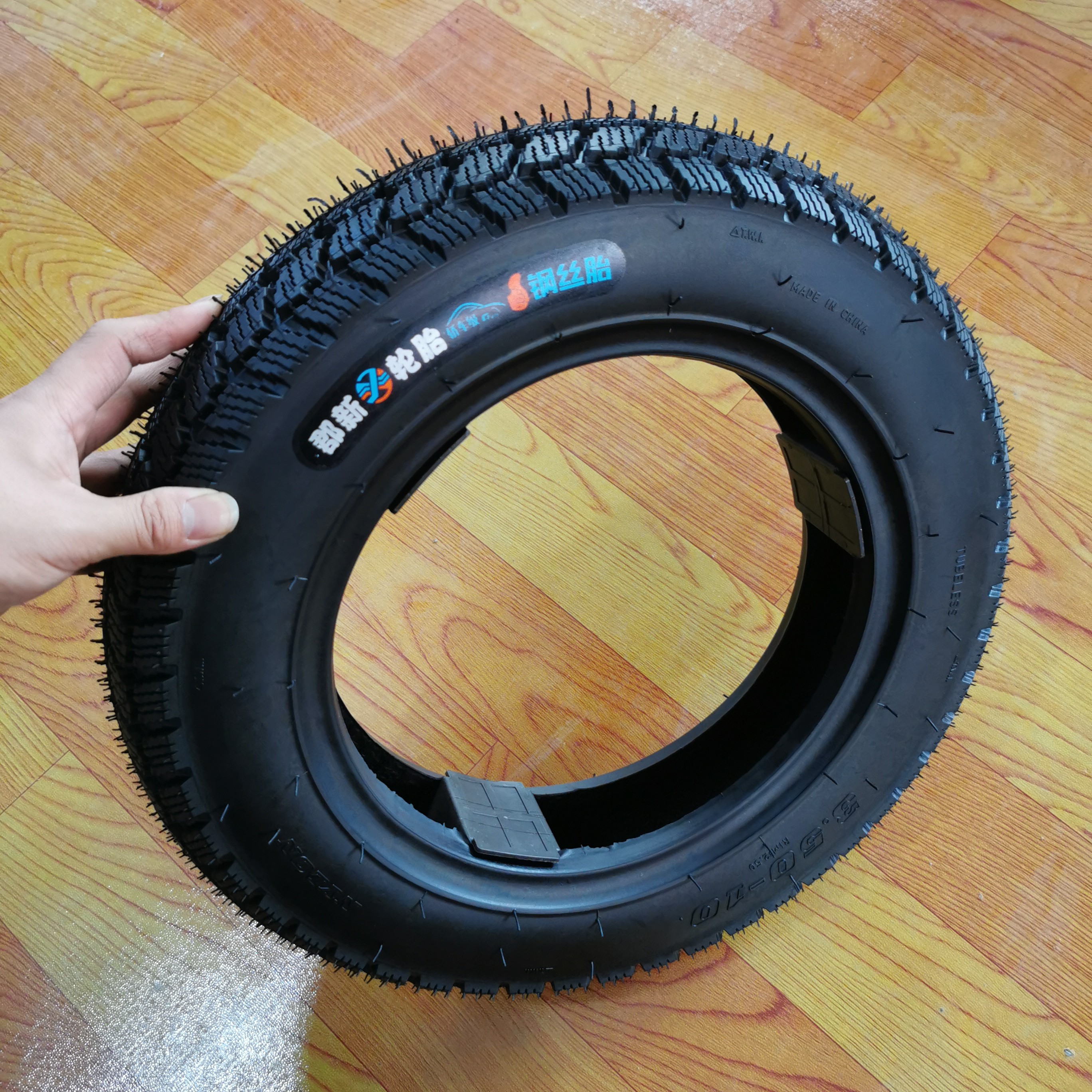 300-10雪地胎八层轿车级钢丝真空胎