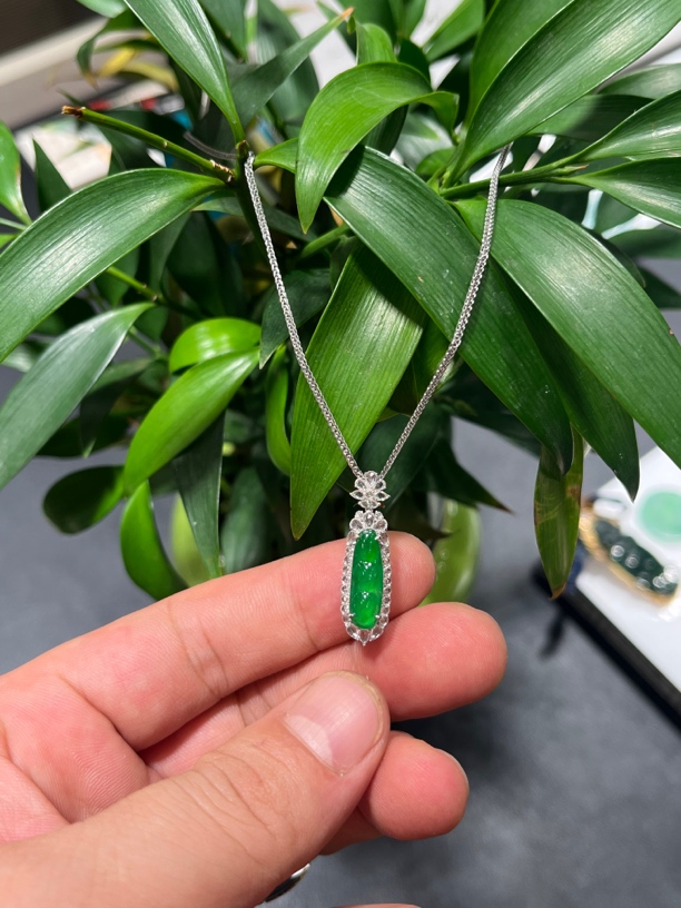 缅甸A货翡翠。满色冰阳福豆吊坠。无瑕疵18K真金真钻豪华镶嵌