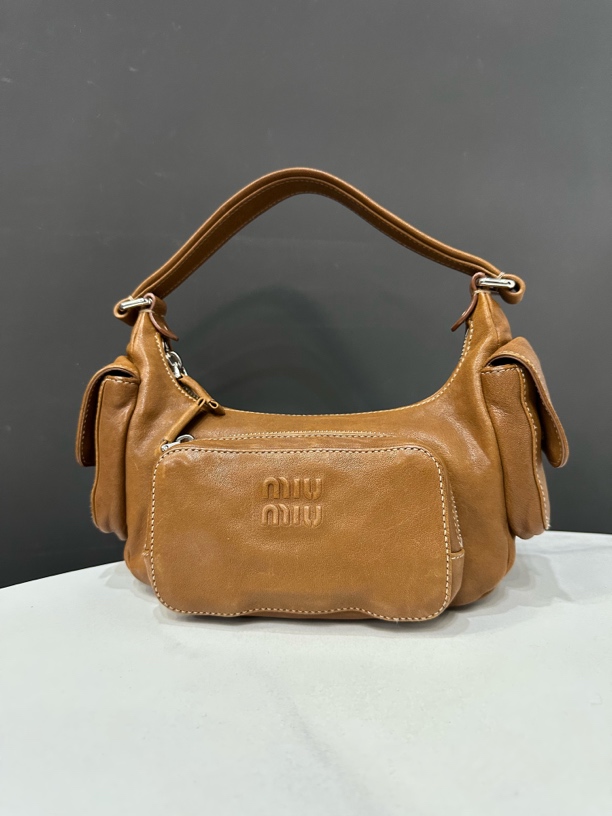 99新 MIU MIU/缪缪 hobo包22cm/JJ04112301