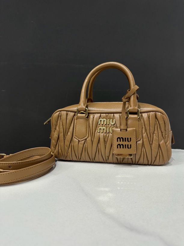 95新 MIU MIU/缪缪 褶皱保龄球包24cm/JJ4072603
