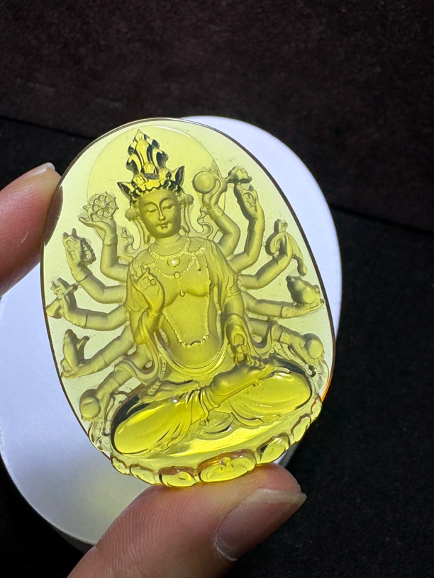 缅甸琥珀千手观音水头十足，规格：53×40.7×11.2mm 重：11克