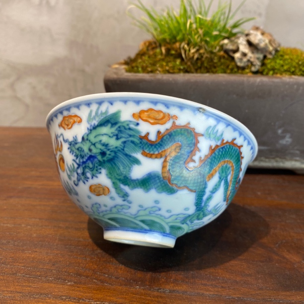 斗彩双龙海水纹碗