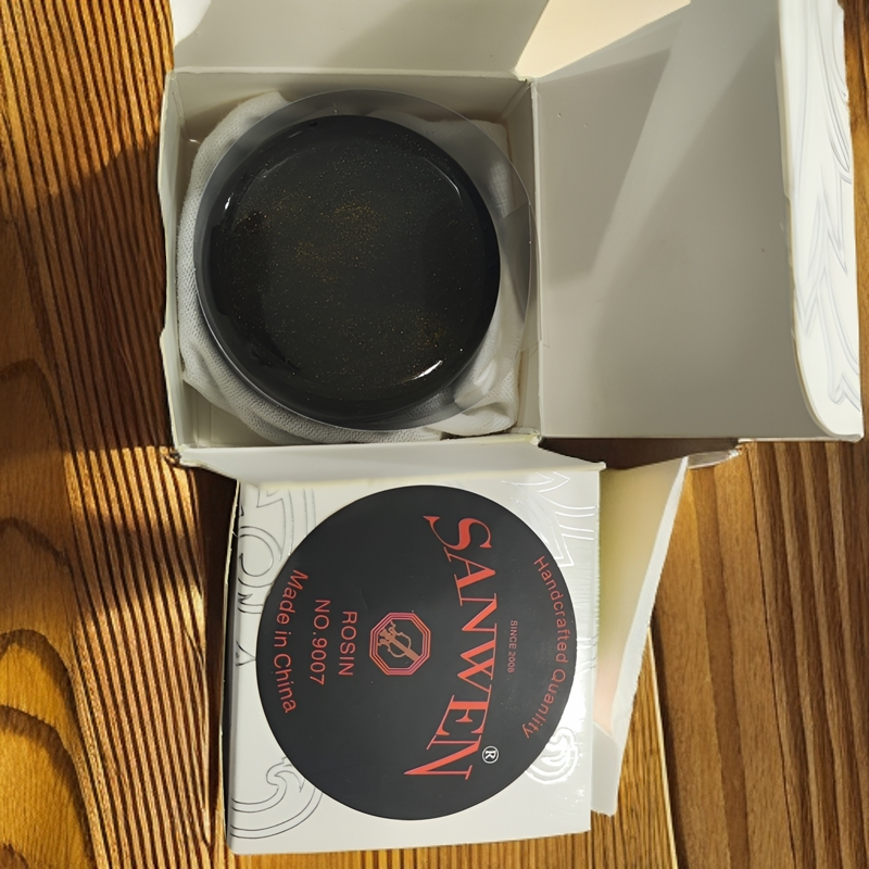 三文乐器松香9007#，黑金松香，粉尘细腻，附着力强，持久保持