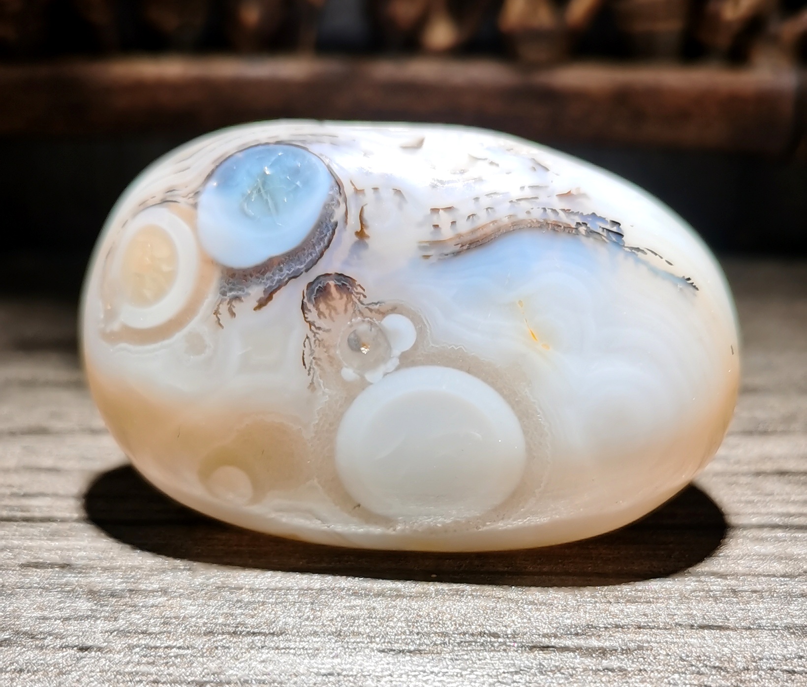 海洋玉髓籽料抛光天然原石，尺寸4.9公分，重60克。