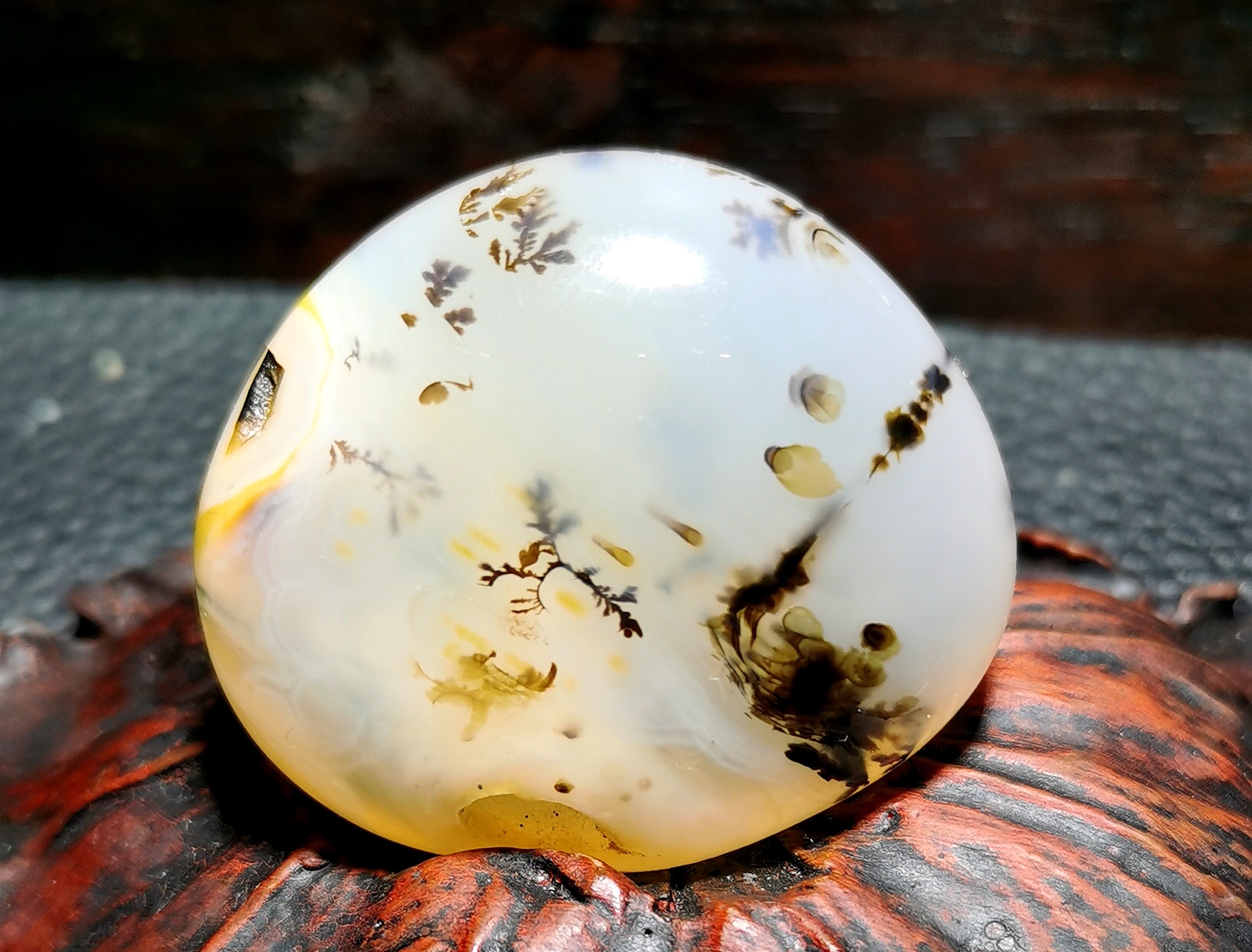 海洋玉髓籽料抛光天然原石，尺寸4.1公分，重38.5克。