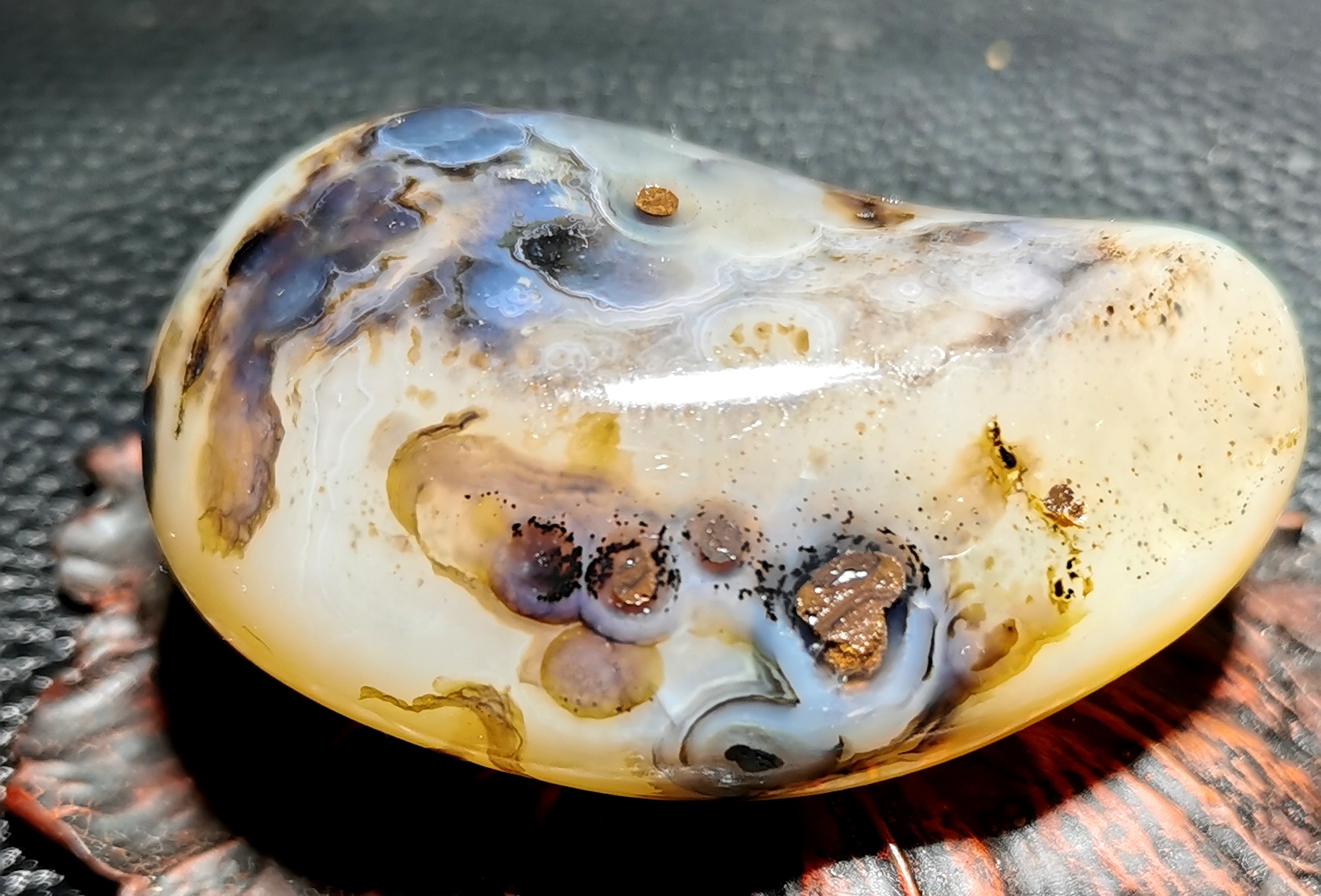 海洋玉髓籽料抛光天然原石，尺寸6.5公分，重120克。
