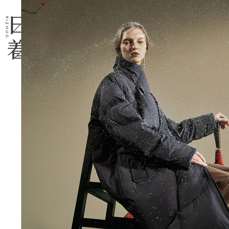 日着原创女装2024冬季新款围巾领保暖宽松微皱肌理羽绒服RB8248Y1