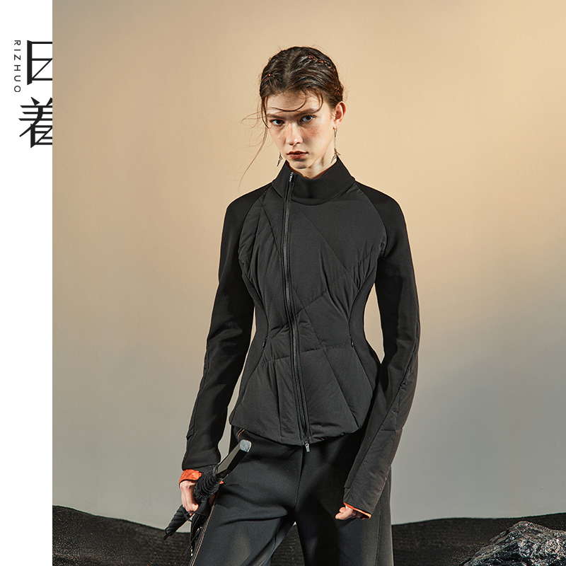 日着原创设计女装冬季休闲修身收腰拼接立领短款羽绒服女RC8568Y3