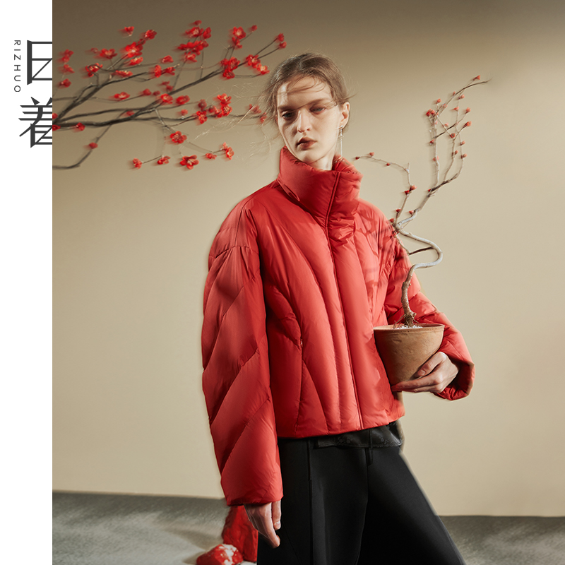 日着原创女装2024冬季新款哑光肌理感宽松短款高领羽绒服RB8608Y3