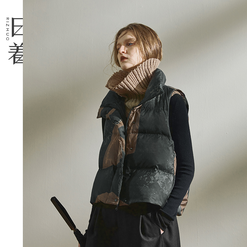 日着原创女装2024冬季新款树叶印花时尚百搭羽绒马甲背心RB8120J1