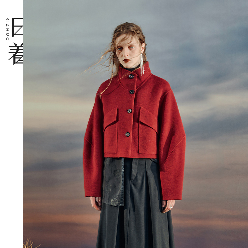 日着原创设计秋冬新款红色外套时尚立领短款羊毛呢大衣女RC8634D3