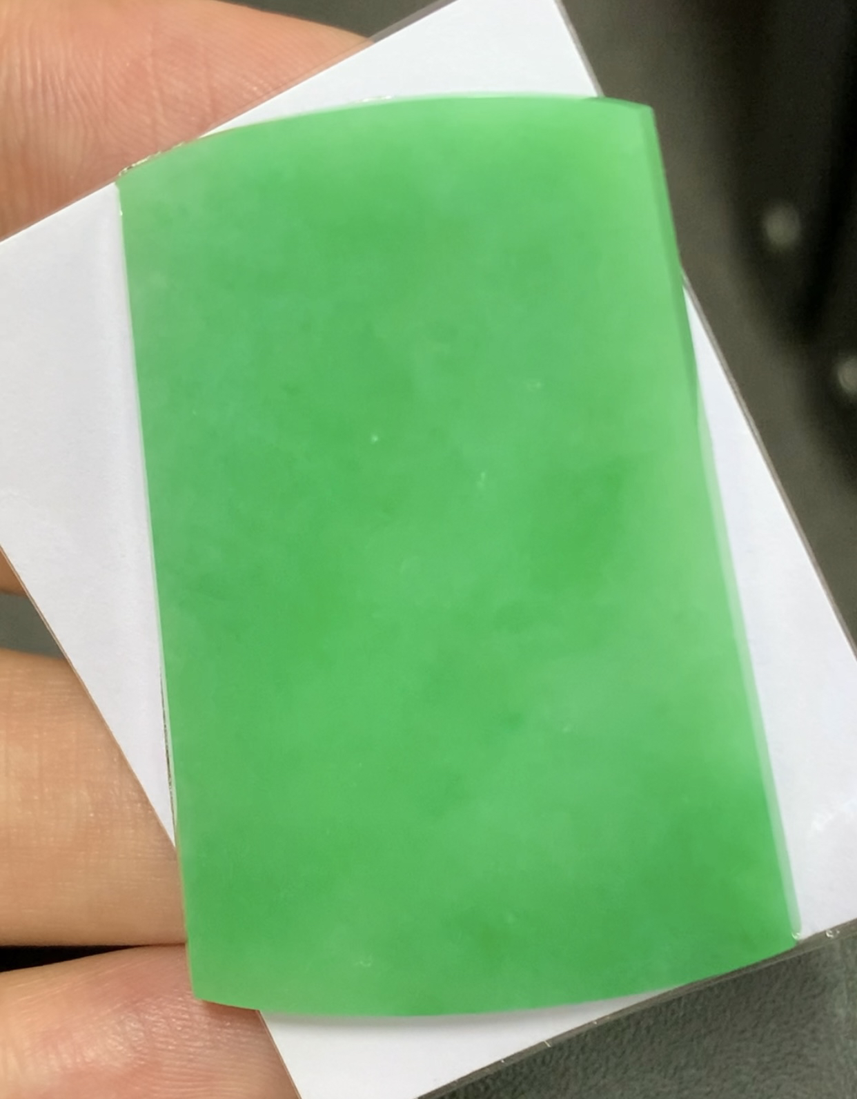 天然a货缅甸翡翠，男生可戴满绿无事牌吊坠，厚装饱满满绿绿色