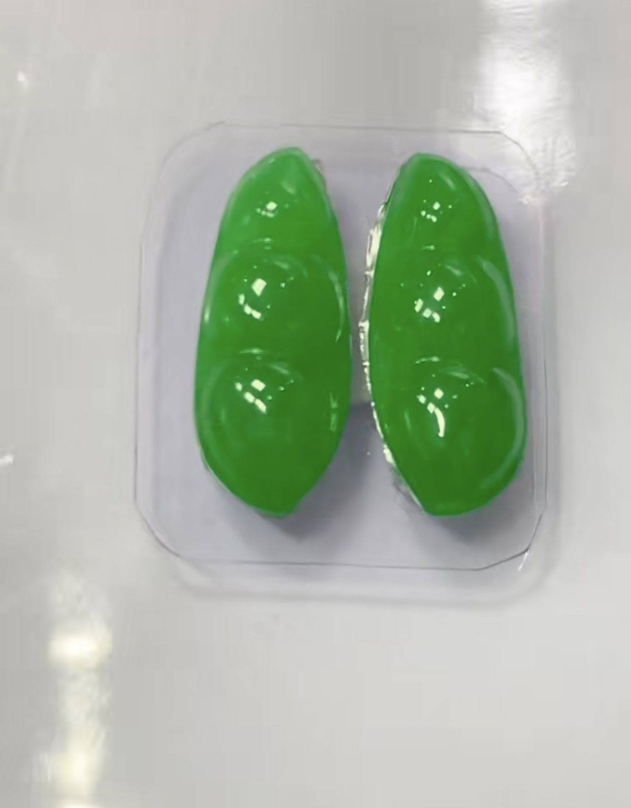 天然a货缅甸翡翠，色标级正阳绿福豆耳饰，满色满绿绿色阳绿