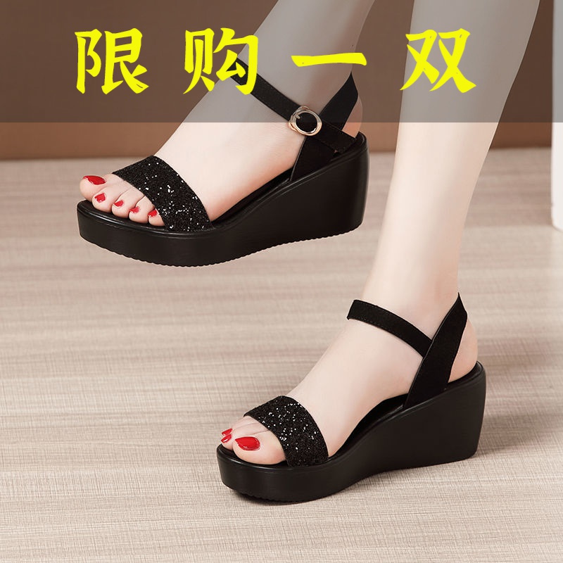 达芙妮沿荐红一字带坡跟中跟凉鞋女2023夏季新款防水台亮片松糕厚